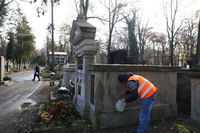 Robotnicy przywracają pomnikowi dawny wygląd