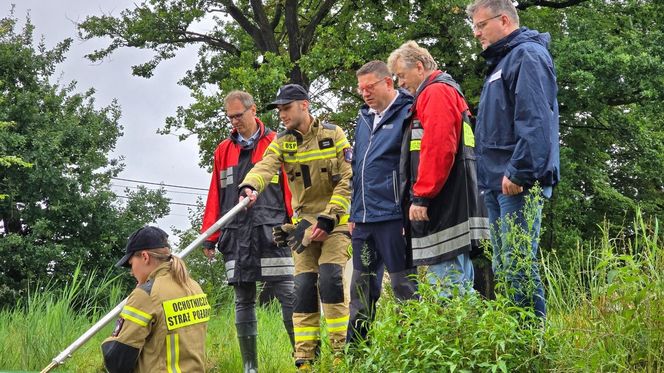 Strażacy OSP Czechowice w akcji pompowania wody