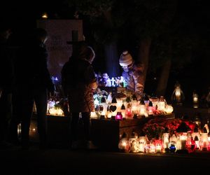  Setki migoczących zniczy. Tak wyglądają polskie cmentarze po zmroku. Zobacz niezwykłe zdjęcia