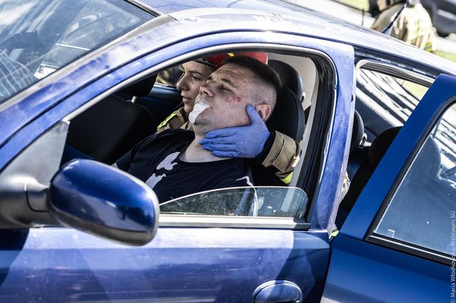 Dwa rozbite samochody i wiele poszkodowanych osób. Tak wyglądała specjalna akcja przed krakowskim szpitalem 