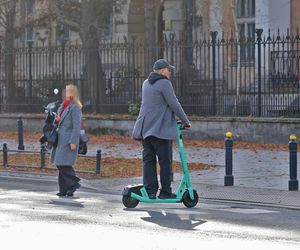 Krzysztof Ibisz z rodziną na spacerze