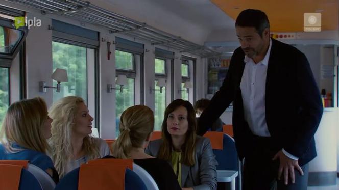 Przyjaciółki 8 sezon odcinek 87. Zuza (Anita Sokołowska), Wiktor (Paweł Deląg), Patrycja (Joanna Liszowska), Inga (Małgorzata Socha), Anka (Magdalena Stużyńska)