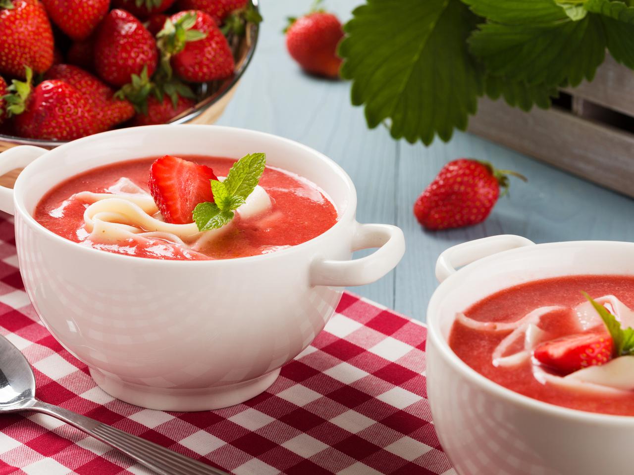 Pachnąca wanilią zupa truskawkowa z makaronem - nie tylko dla dzieci