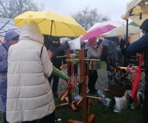 Deszczowe Święto Rękawki w Krakowie. Wojowie zagościli pod kopcem Krakusa 