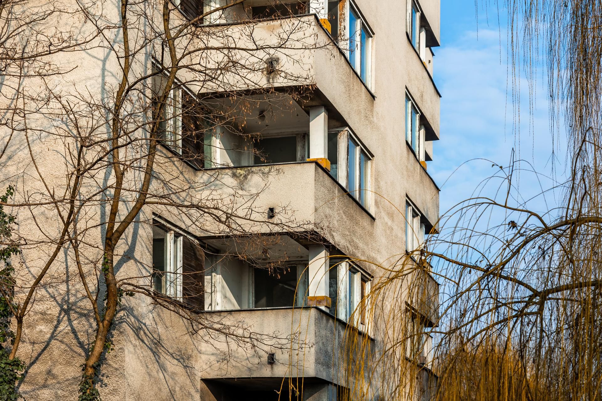 Szpiegowo, blok na Sobieskiego 100 w Warszawie