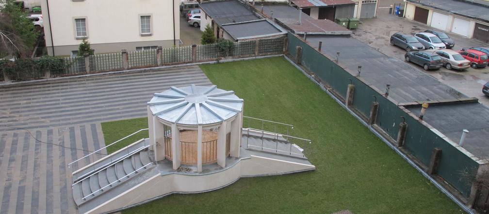 Modernistyczna kamienica zyskała odnowione podwórze