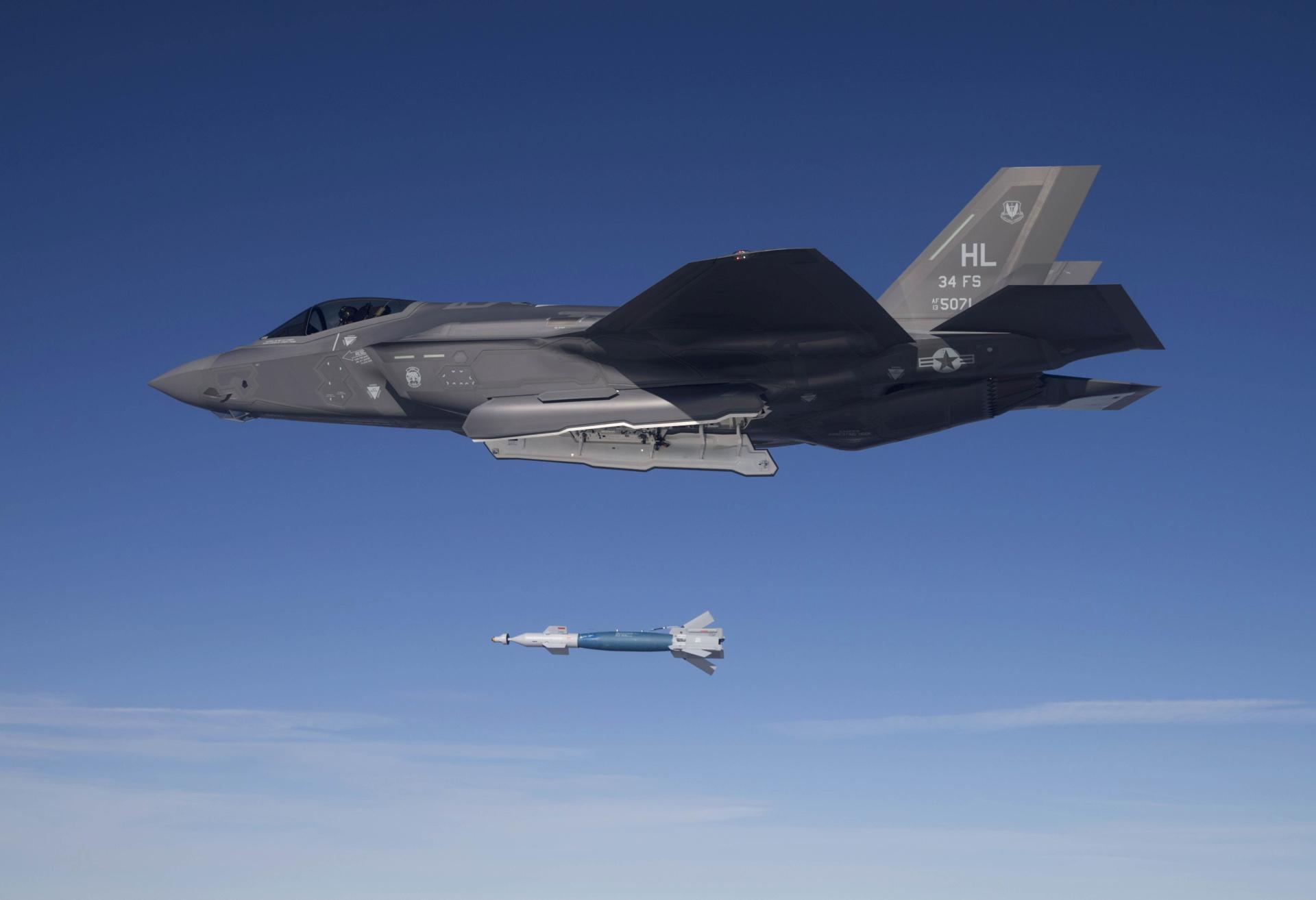 F-35A podczas zrzutu bomby kierowanej 