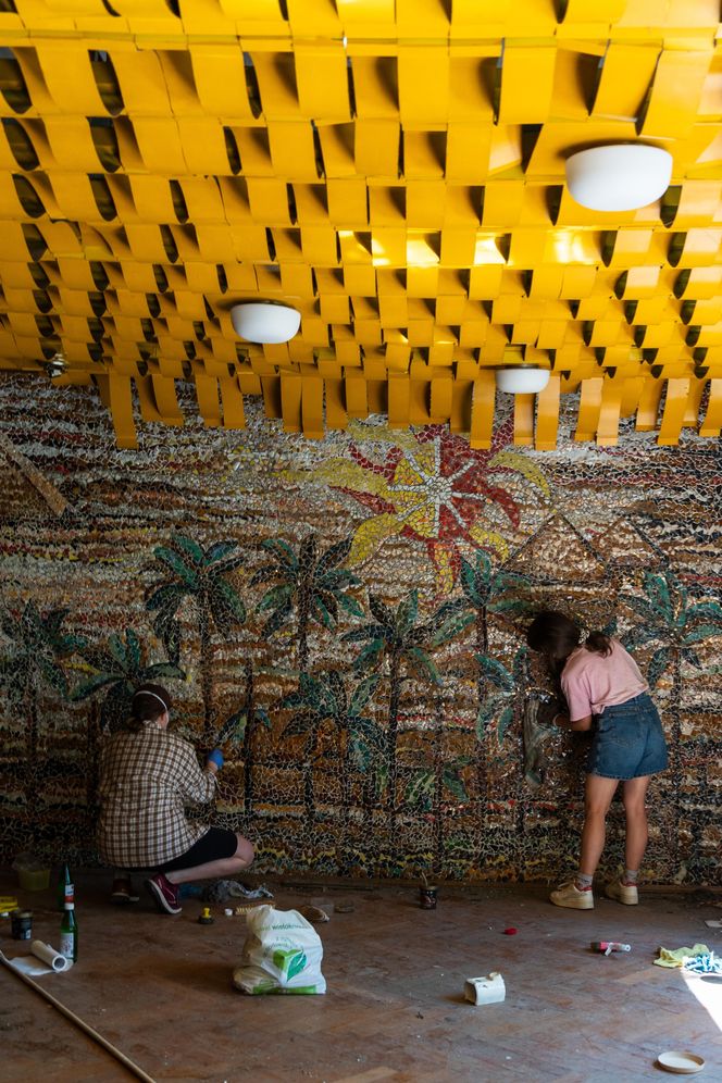 Czyszczenie mozaiki w Kiekrzu z bazgrołów