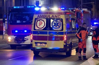 Koszmarny wypadek w Warszawie. Karetka pogotowia zderzyła się z taksówką. W środku był pacjent 