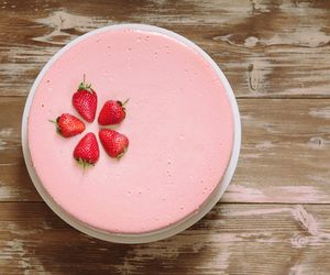 Truskawkowa pianka - lekkie ciasto bez pieczenia na letni deser