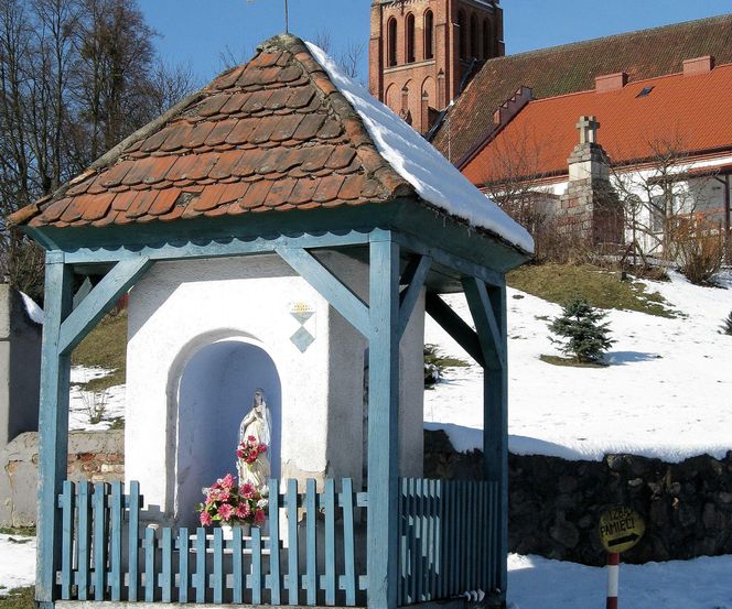 Niezwykła wieś na Warmii tylko 8 km od Olsztyna. Wyróżnia ją charakterystyczny układ budynków