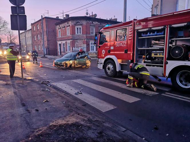 Groźne zderzenie na bydgoskim Szwederowie! Jedna osoba trafiła do szpitala! [ZDJĘCIA]