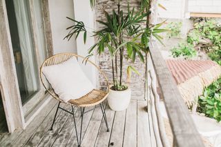 Jak urządzić mały balkon w bloku? Dużo inspiracji, które pomogą ci zmienić go w letni salon