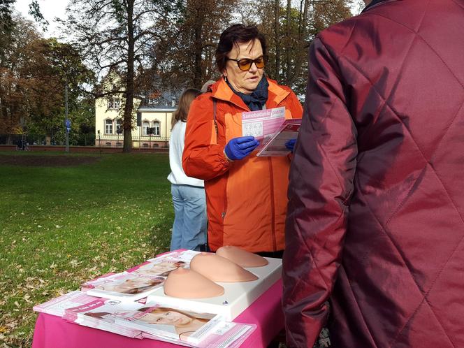 Nie tylko żonkile. Tysiące cebulek kwiatowych posadzono dziś na Polu Nadziei w Lesznie