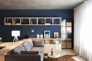 Mieszkanie w stylu modern: ciemne ściany, drewno i beton na suficie!