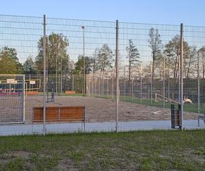 Zmodernizowana plaża na Mazurach przyciąga wielu turystów. Z jakich atrakcji można korzystać? Zobacz zdjęcia!