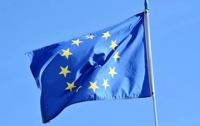 Flaga Unii Europejskiej. Ptotest samorządów wobec weta Polski dotyczącego budżetu UE