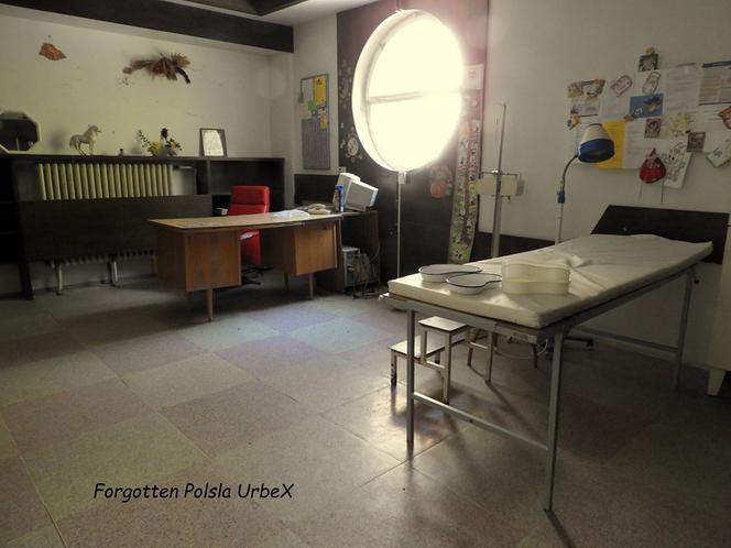 Lalka "śpiąca" w łóżku i urządzenia rehabilitacyjne. Co znajduje się w opuszczonym sanatorium przy polskiej granicy? [ZDJĘCIA]