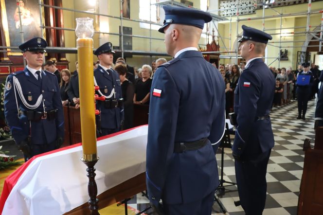 Pogrzeb policjanta, który zmarł po interwencji. Polska Policja pożegnała asp. sztab. Bogdana Orzeszka
