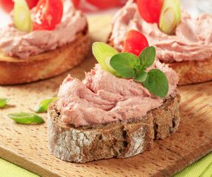 Pasta szynkowa na ostro - znakomita do kanapek, warzywnych przekąsek i paluszków