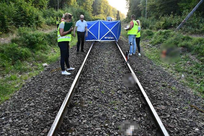 Śmiertelny wypadek na torach pod Kościerzyną. Pociąg osobowy potrącił 67-latkę.