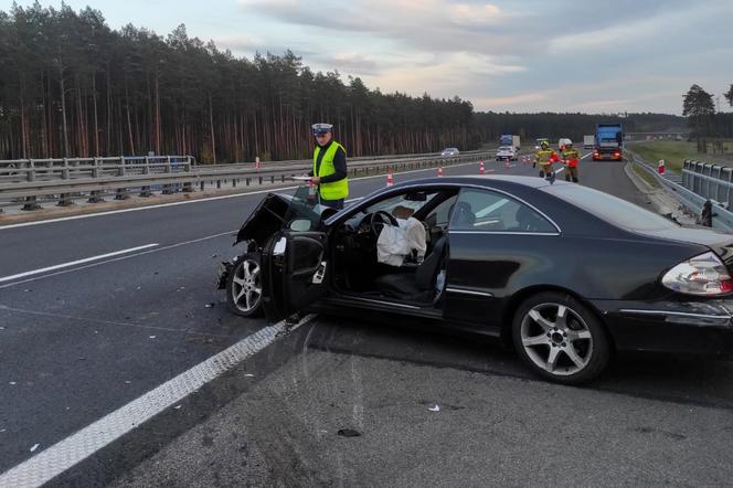 Groźny wypadek na autostradzie A1 w powiecie świeckim. Ranna kobieta! [ZDJĘCIA]