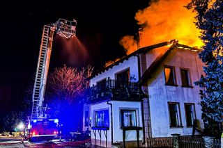 Stali i przyglądali się jak płonie ich dom. Padli ofiarą bezdusznego systemu. Wszystko przez absurdalne przepisy