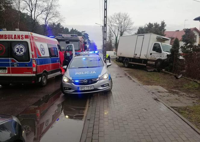 Ciężarówka uderzyła w ogrodzenie, mężczyzna nie przeżył