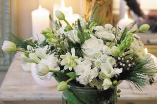 Dekoracja stołu na święta Bożego Narodzenia kwiatami ciętymi. Jakie kwiaty wybrać?