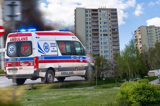 42-latek przeżył upadek z 10. piętra wieżowca. Mężczyzna zmarł w szpitalu