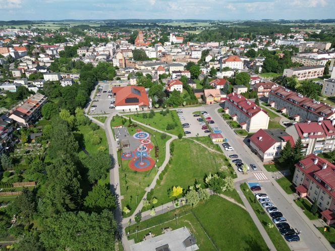 To miasto z woj. warmińsko-mazurskiego przyciąga nowych mieszkańców. Zaludnia się najszybciej!