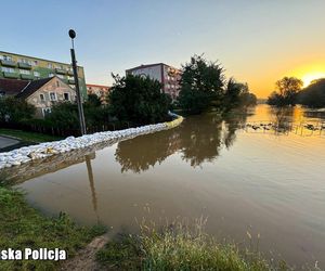 Rzeka Bóbr w Żaganiu przekroczyła stan alarmowy. Jest pilny apel policji