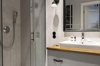 Łazienka w szarości i drewnie – sposób na obniżenie sufitu