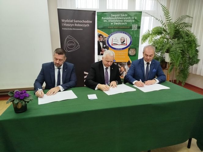 Skorzysta miasto, uczniowie i nauczyciele. Siedlecka „Samochodówka” podpisała umowę patronacką z Politechniką Warszawską