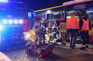 Wypadek z udziałem autobusu i ciężarówki w Warszawie (23.10.2025)
