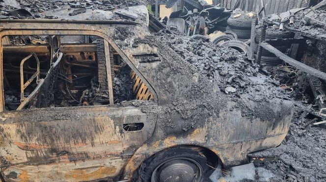 „Nasz majątek poszedł z dymem”. Kolekcja zabytkowych pojazdów spłonęła w kilka chwil