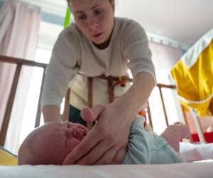 „Patrzyłam na córkę i bałam się, że mi umrze”. Nie pomyl tego z troską, szukaj pomocy