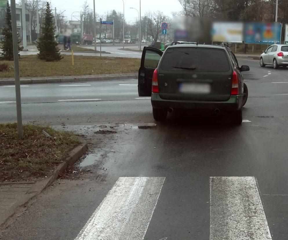 Groźny wypadek w Olsztynie. Samochód potrącił 17-latka na przejściu dla pieszych [ZDJĘCIA]