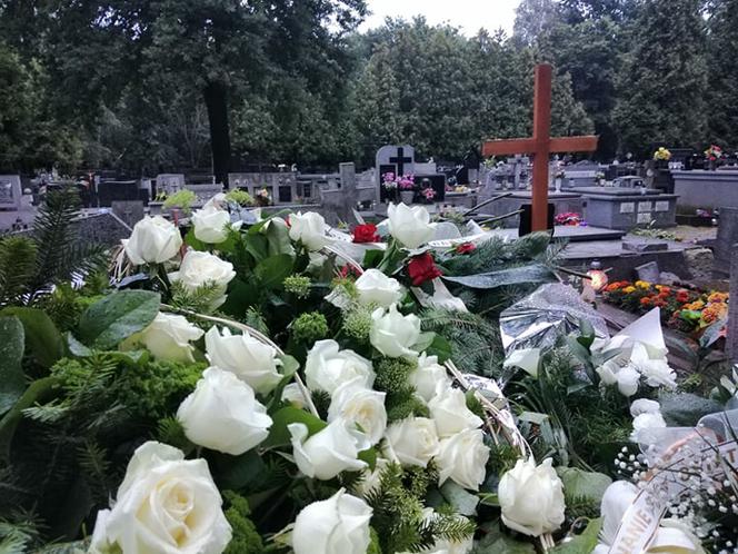 Tragedia w Salisbury. Zamordowane kobiety pochowane w Tarnowie. Grobu nie widać spod kwiatów