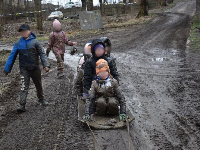 Nietypowy kulig na Śląsku. Zamiast śniegu błoto, a zamiast konia samochód terenowy. 