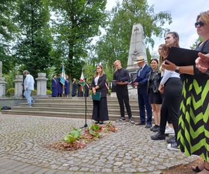 Pamięć o powstańcach żyje w Ostrzeszowie. Ulicami miasta przeszedł Marsz Pamięci [ZDJĘCIA]