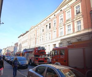 Paliło się mieszkanie w centrum Bydgoszczy. Strażacy ewakuowali kilkanaście osób. Sąsiad groził, że nas wszystkich spali