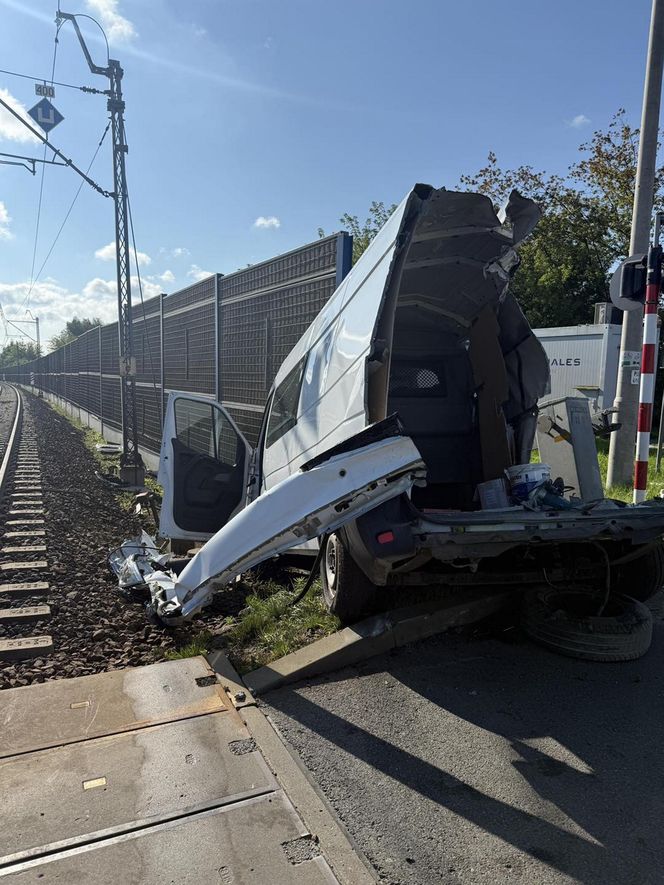 Dostawczak wjechał pod pociąg! Ogromne utrudnienia na kolei
