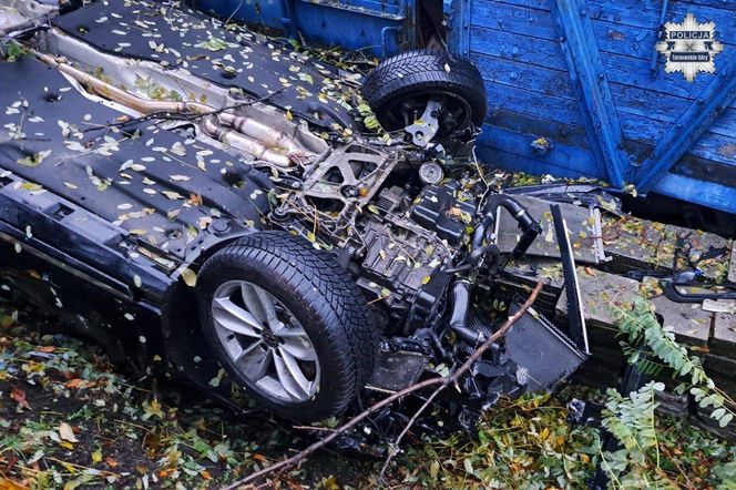 Dachowanie pijanego 18-latka. Uderzył w wagon pociągu