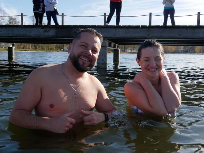 Oni niczego się nie boją! Morsy z woj. lubelskiego rozpoczęły sezon w Firleju!