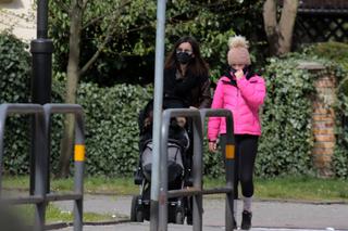 Marta Kaczyńska modna w dobie koronawirusa. Tak spaceruje z dziećmi [ZDJĘCIA]