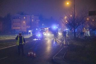 Z dwoma promilami wjechał w latarnie i drzewo. Masakra na Mokotowie