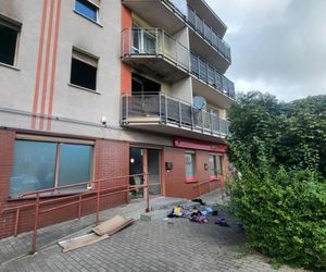 Groźny pożar bloku w Toruniu. Ogień wybuchł nocą, ludzie skakali z trzeciego piętra