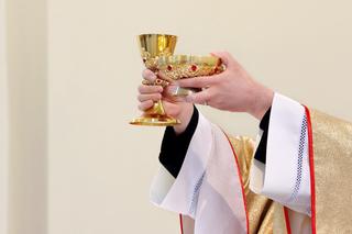 Tyle naprawdę zarabiają księża w Polsce. Proboszcz ujawnia