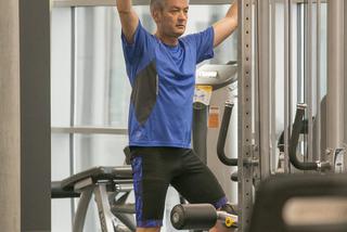 Robert Biedroń trenuje na siłowni